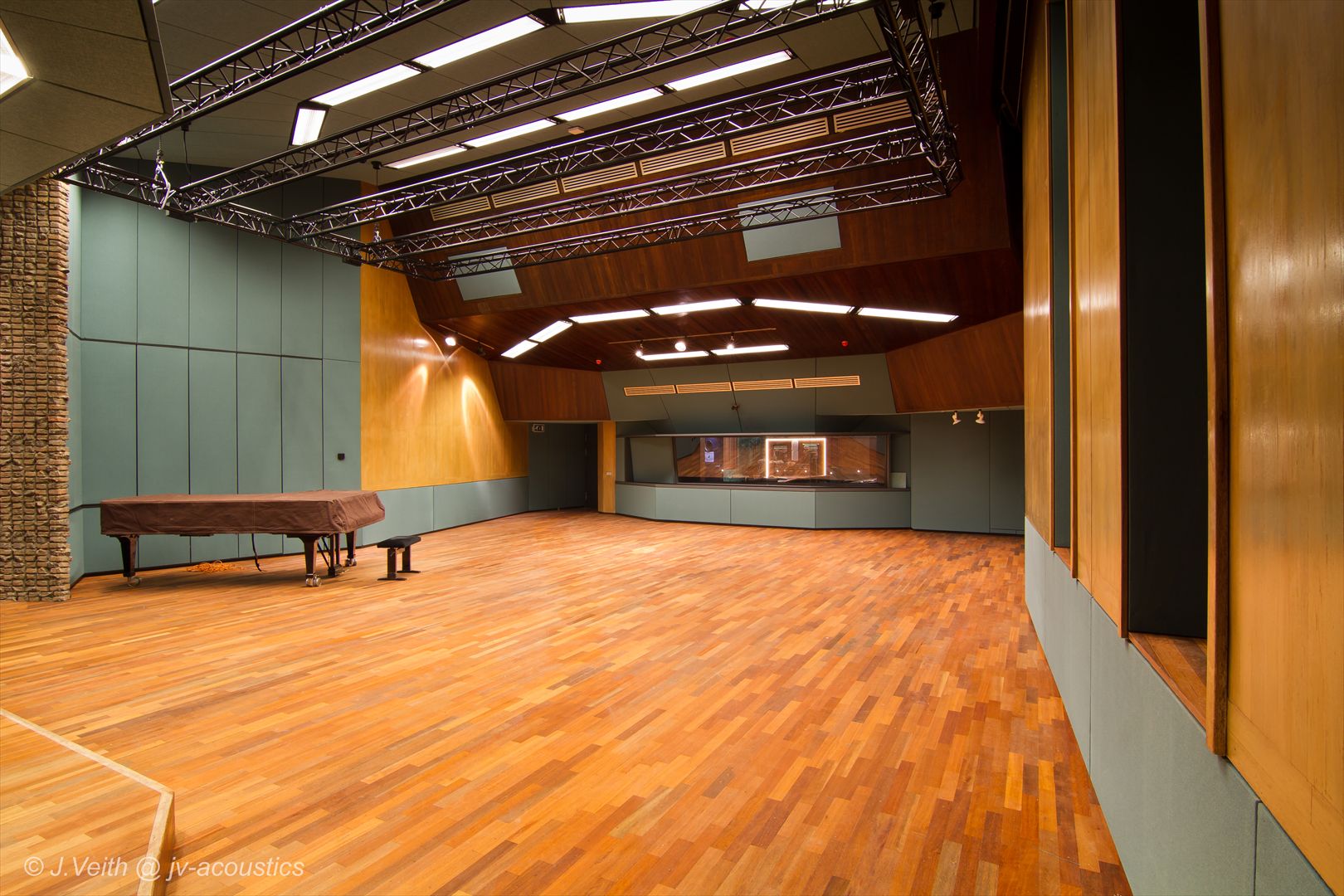 Merford geluidsstudio’s onder één dak! Geluidsisolatie, bouwkundige geluidsstudio & studiobouw. Geluidsstudio showroom
